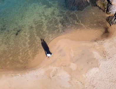 Plage isolée aux eaux cristallines